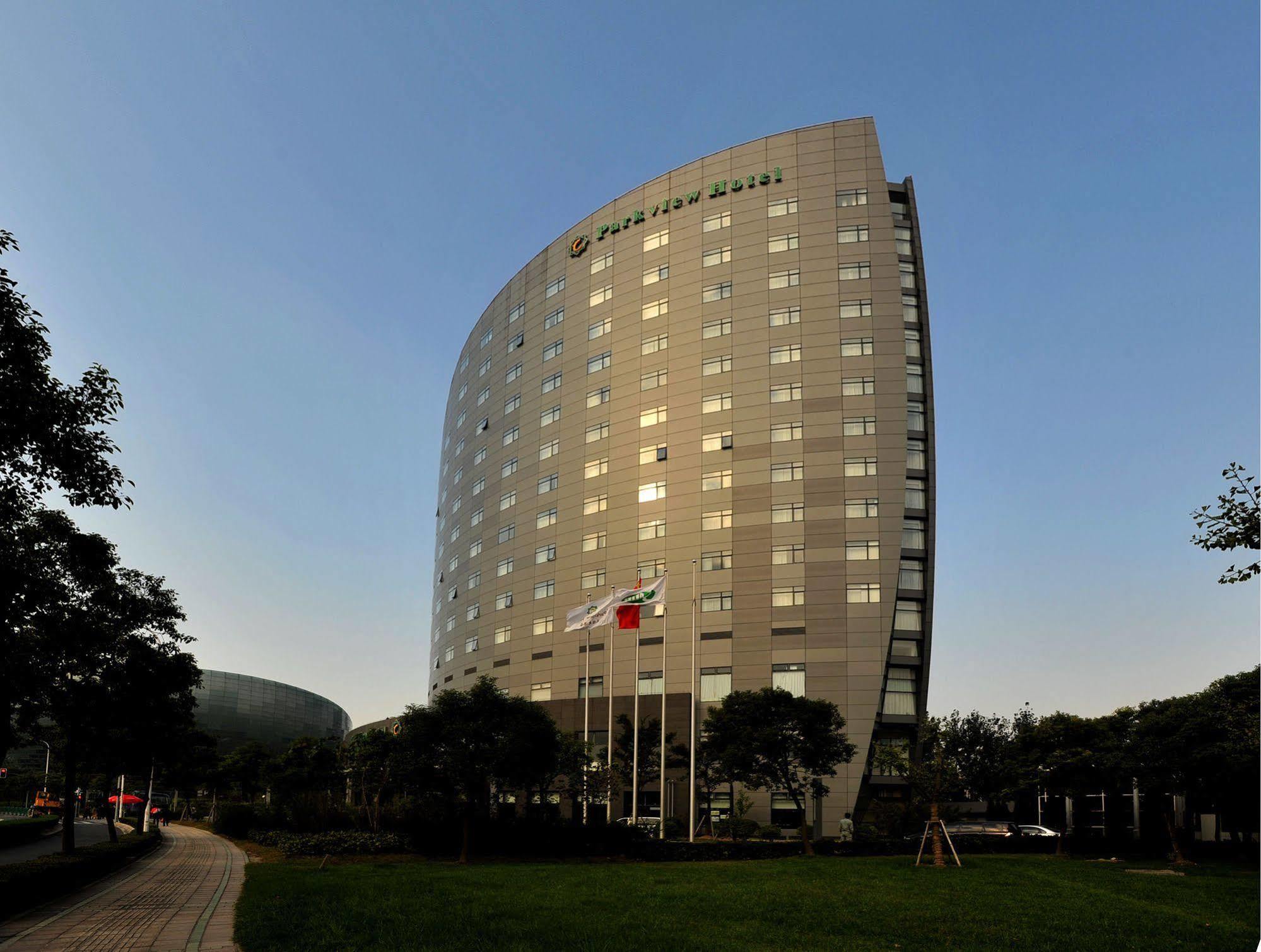 โรงแรมพาร์ควิว 4*